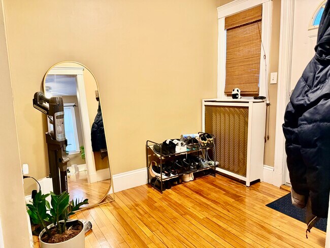 Building Photo - 37 Hilton St