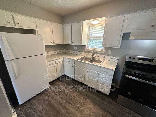 Building Photo - 212 N Oak Dr