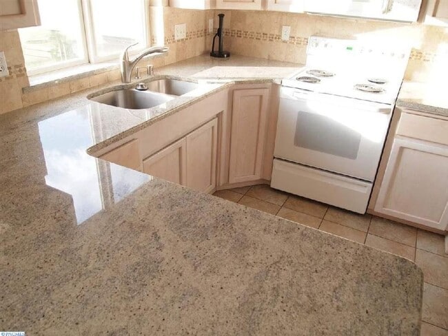 Building Photo - Canyon Lakes Home for Rent