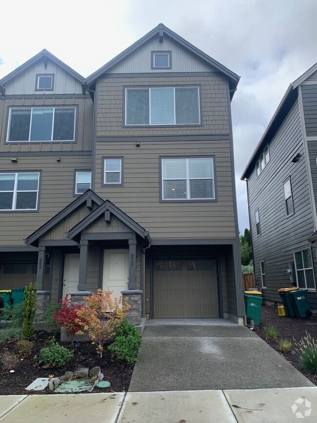 Building Photo - 2 Bed, 3.5 Bath Three-Story Townhome w/Bon...