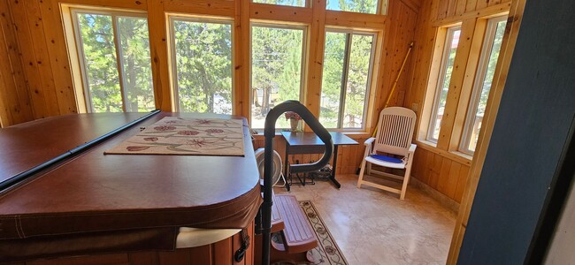 Building Photo - Large furnished mountain home walking dist...