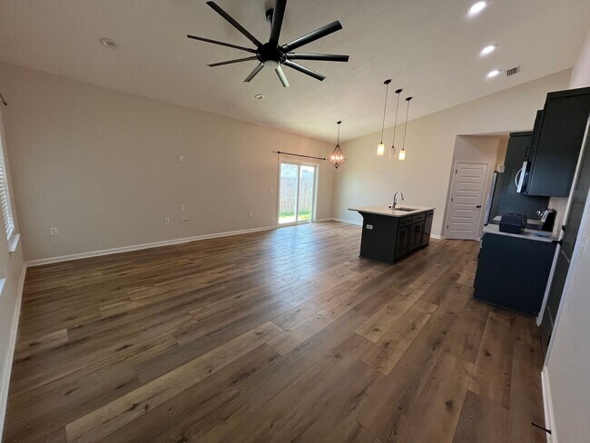 Building Photo - 3 bed 2 bath house