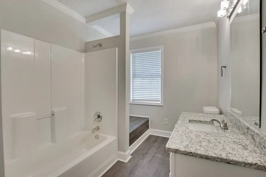 Building Photo - 3551 Meadowview Dr