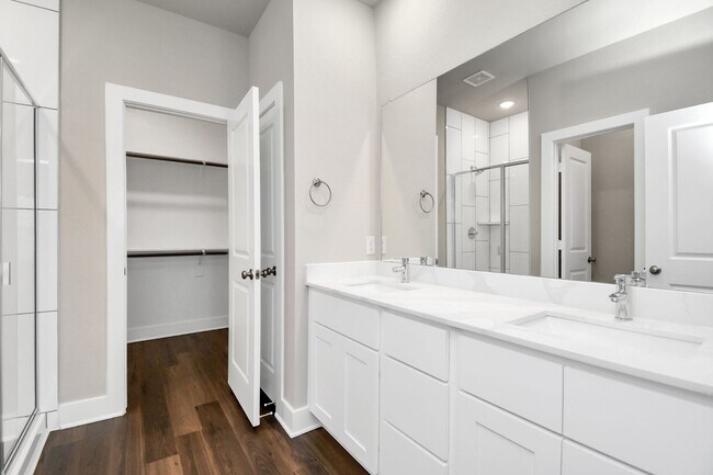 Building Photo - Elm