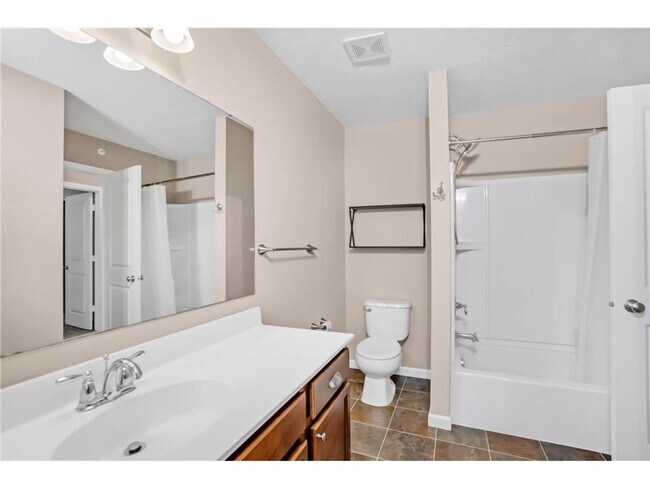 Building Photo - Rare 3 bed 4 bath updated almost 2300 sf townhouse in Woodbury!