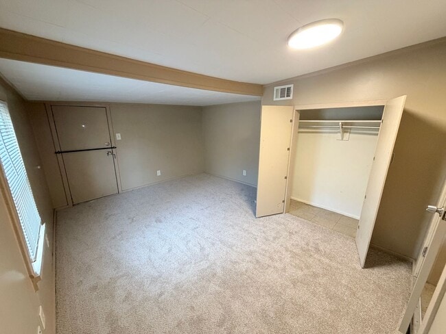 Building Photo - Updated 2 bed 1 bath