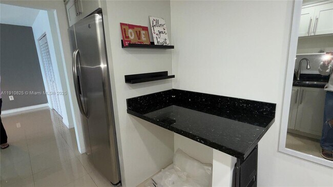 Building Photo - 400 Kings Point Dr