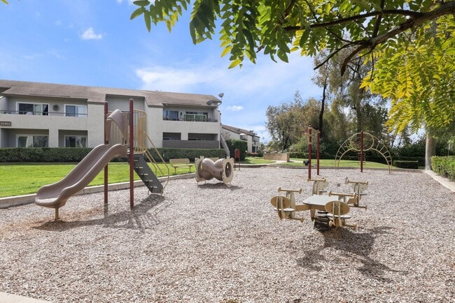 Building Photo - beautifully upgraded 2-bedroom, 1-bath condo in the highly desirable Bench Mark Villas Community