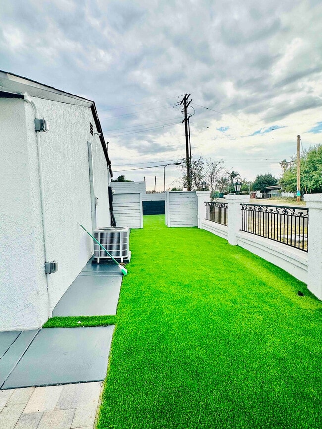 Building Photo - 660 Sunnyside Ave