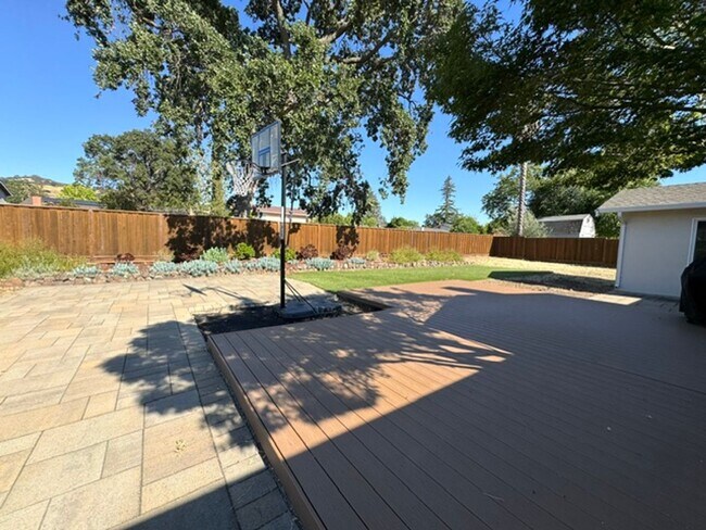 Building Photo - Beautiful 3 bedroom, 2 bath single level home in the Woodlands-Walnut Creek