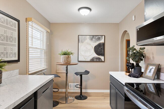 Building Photo - Gorgeous 2 bedroom 1 bathroom house!