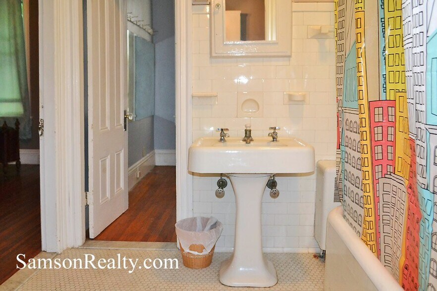 Building Photo - 745 Pleasant St