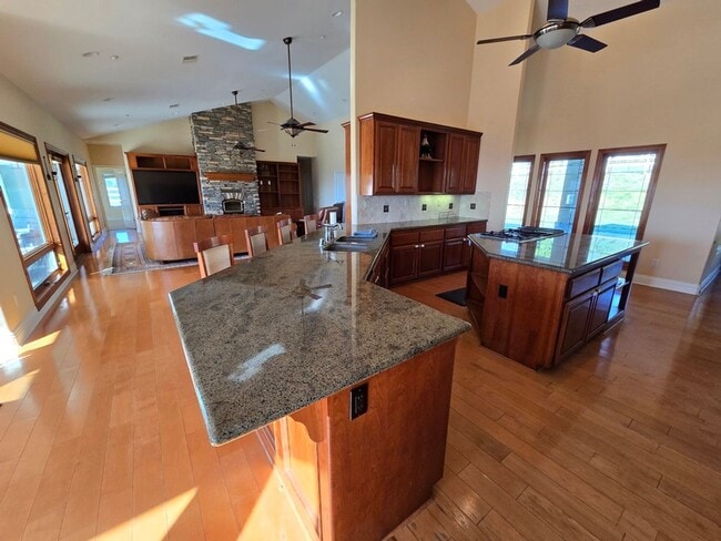 Building Photo - Private Country Living!!!