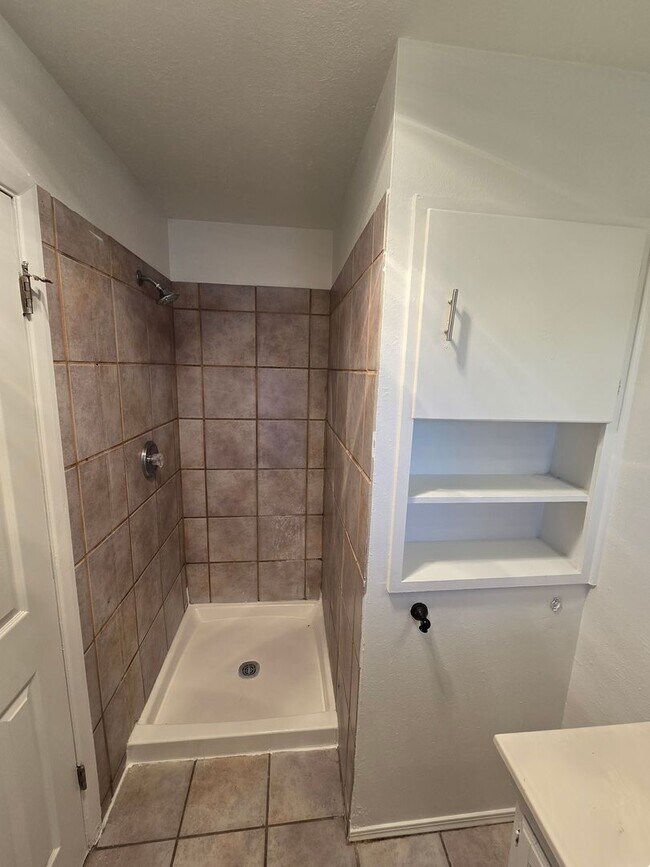 Building Photo - Nice size 4 Bedroom  2 Bath with 2 living ...