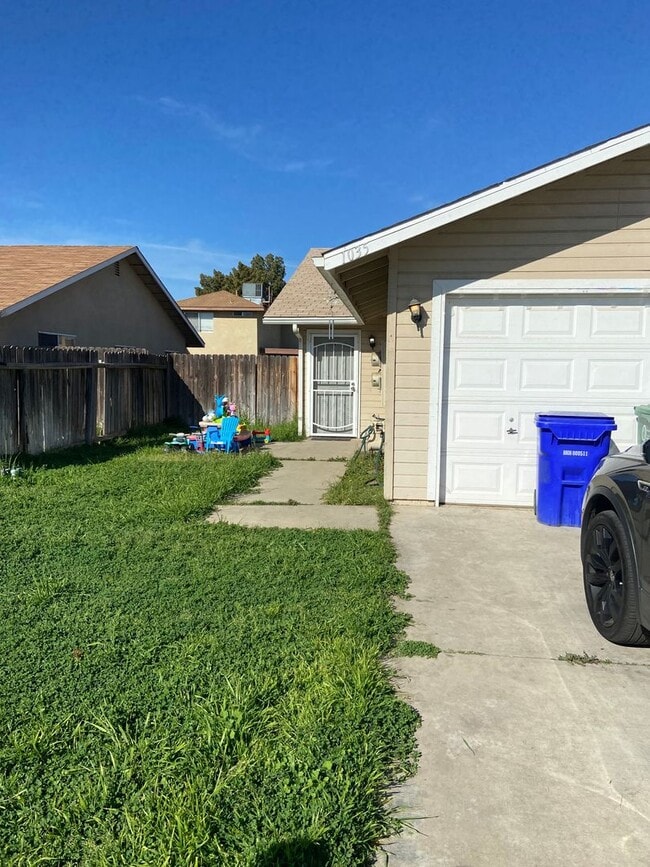 Building Photo - 3 BEDROOM 2 BATHROOM DUPLEX -