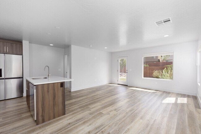 Building Photo - 4 bed | 2.5 bath | 2 car in Desert Canyons