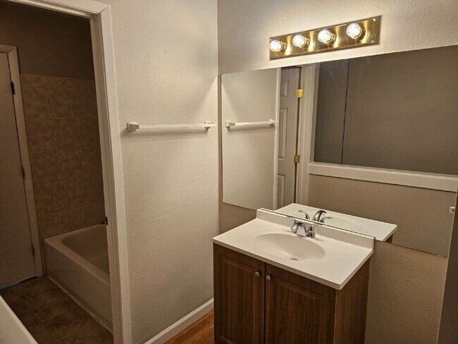 Building Photo - Spacious 3 Bedroom End Unit Townhome Close To Everything!