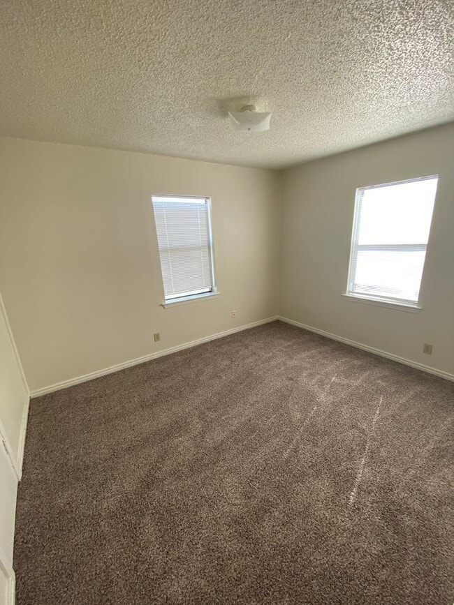 Building Photo - Charming newly renovated 3 bedroom 2 bath ...