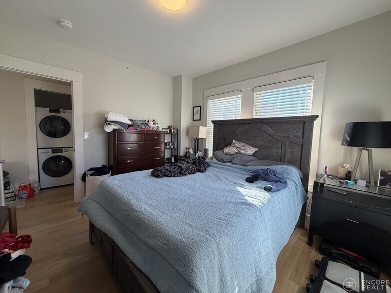 Building Photo - 208 Banks St