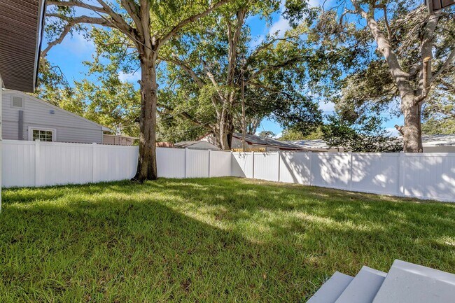 Building Photo - 2710 Boca Ciega Dr N