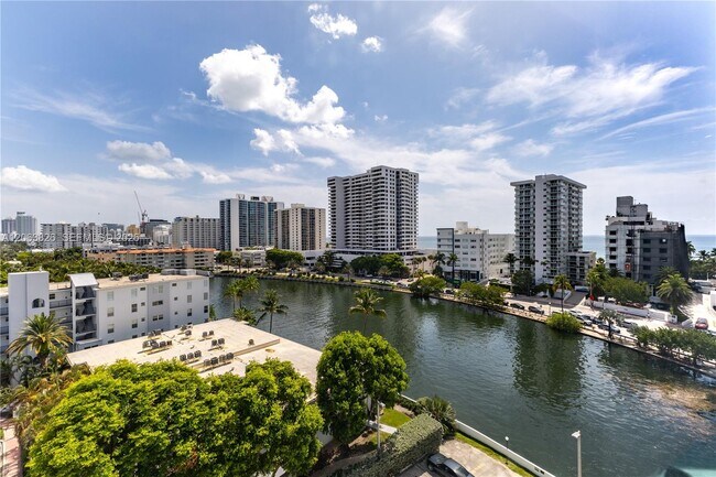Building Photo - 2421 Lake Pancoast Dr