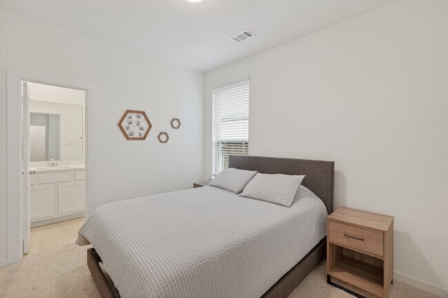 Building Photo - 8145 Overland Grv