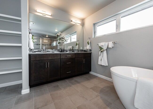 Building Photo - Luxury Executive Westside Townhouse with E...