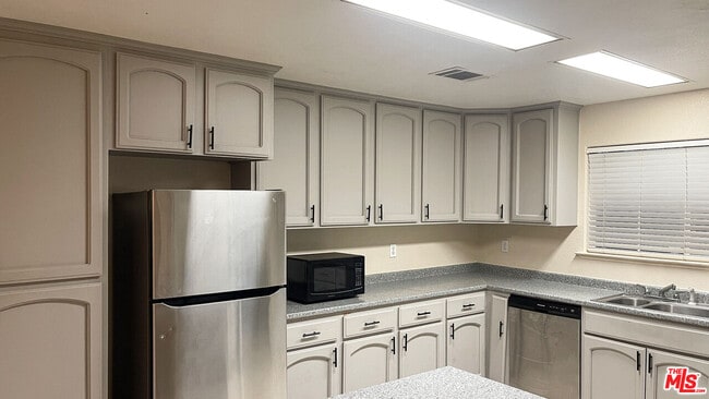 Building Photo - 114 W 13th St