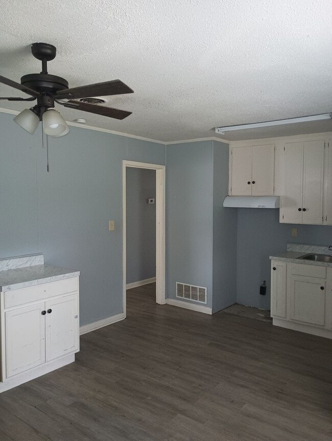 Building Photo - 224 Southlawn Dr