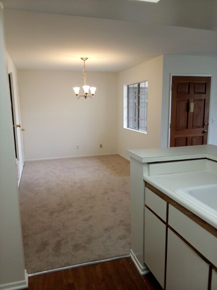 Building Photo - 3031 Grand View Blvd