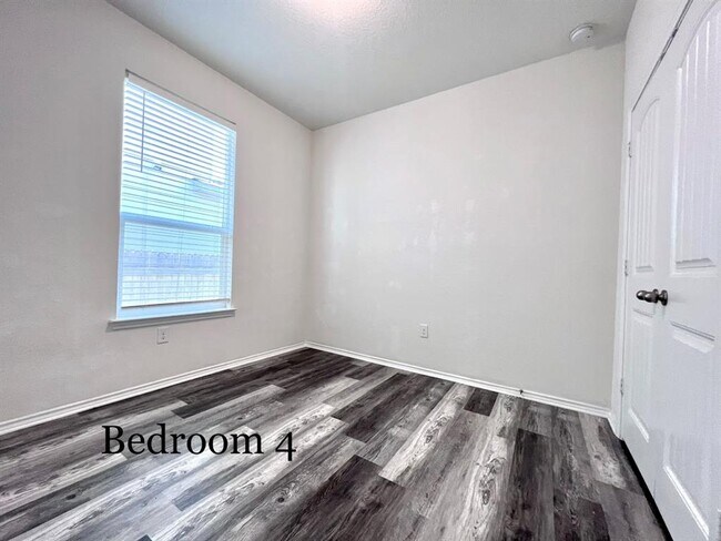 Building Photo - 7900 Crystalbrook W