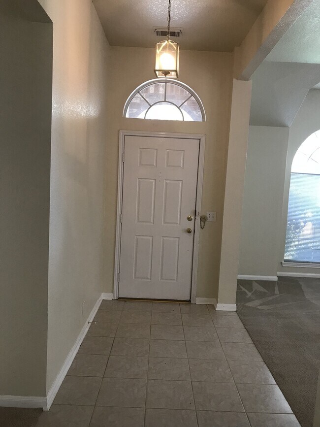 Building Photo - 2520 Crested Heights