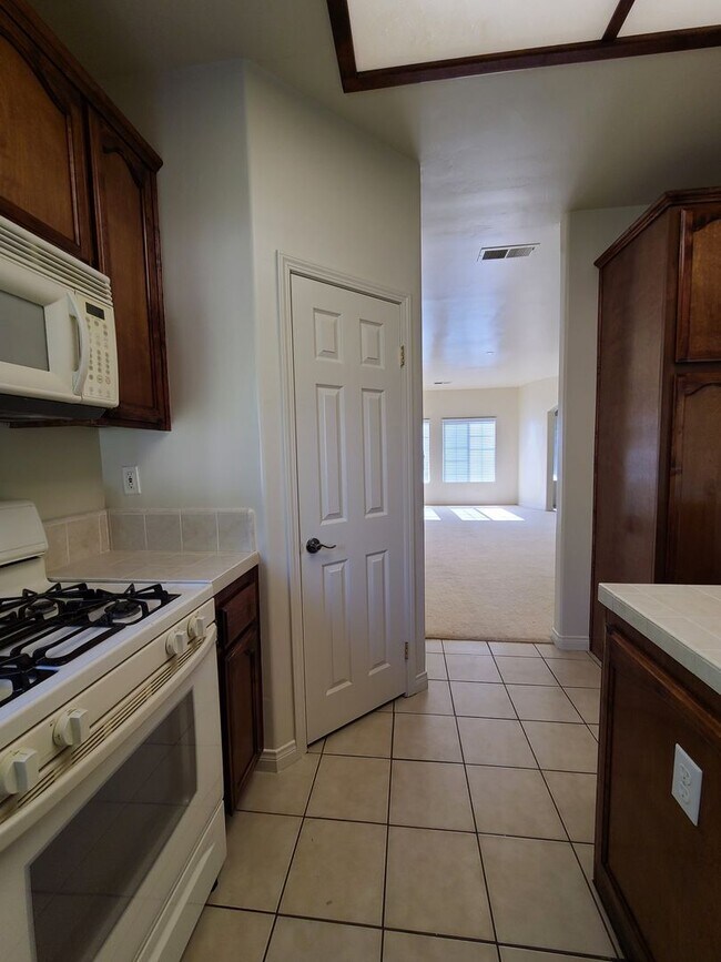 Building Photo - 4/2 bathroom located close to schools, sho...