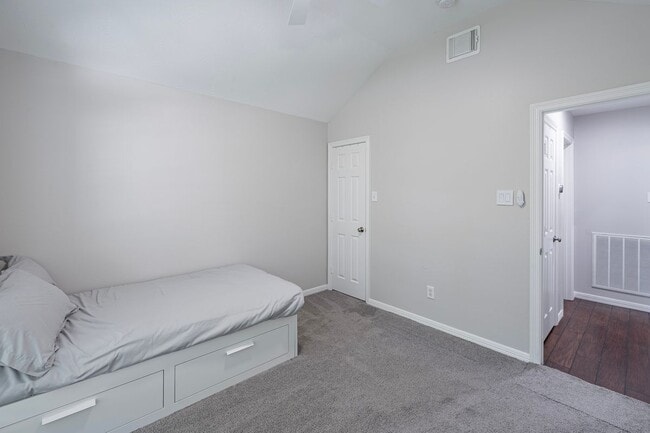 Building Photo - 11 E Sienna Pl