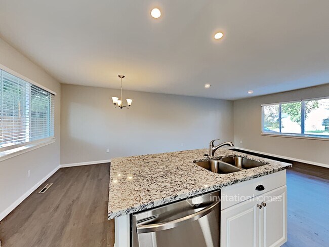 Building Photo - 5424 Del Rey Dr