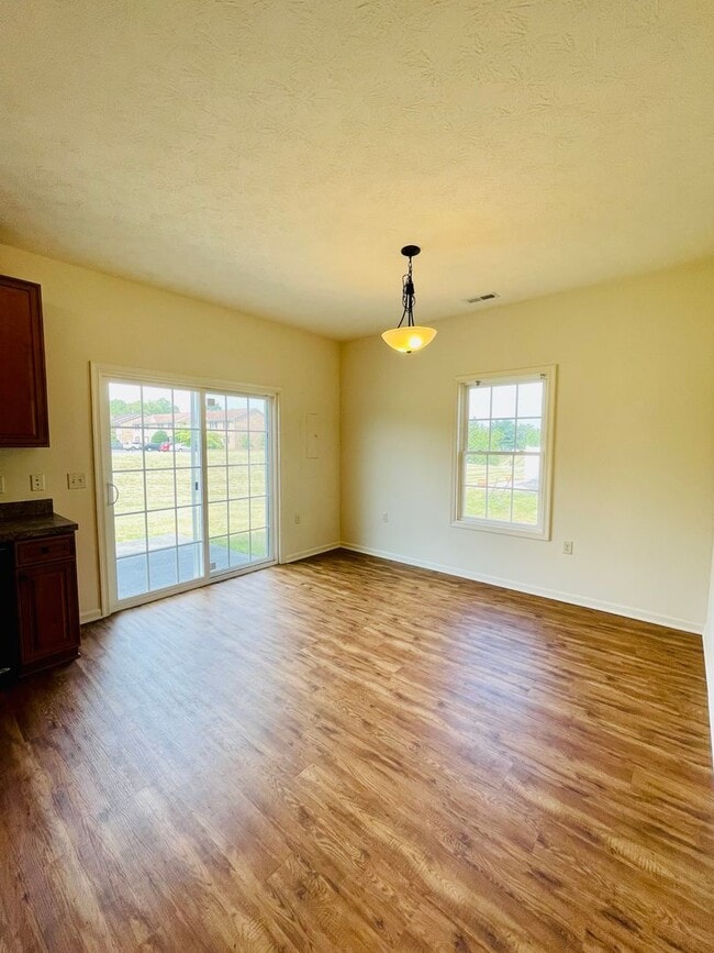 Building Photo - 3 Bedroom, 2.5 Bath Townhouse in Wellington Park