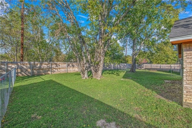 Building Photo - 302 W 23rd St