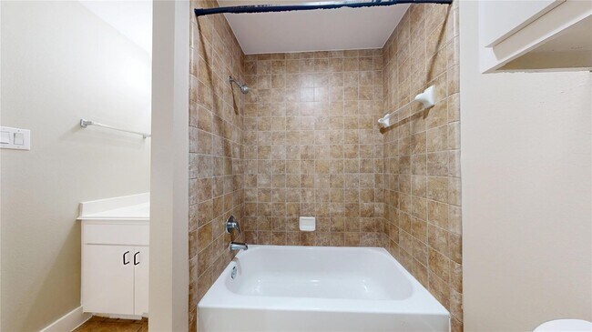 Building Photo - 8715 Meadowcroft Dr
