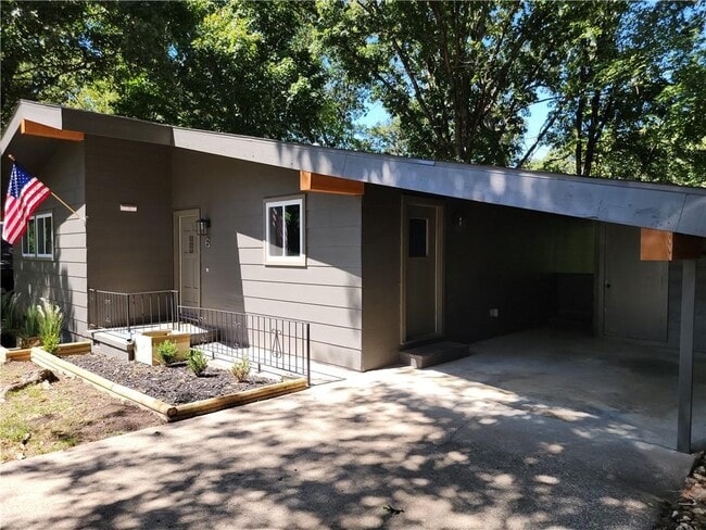 Building Photo - 6 Brompton Dr