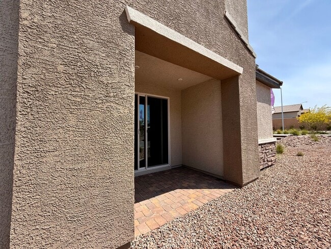 Building Photo - FULLY FURNISHED 3 BED 2.5 BATH 2 CAR GARAG...