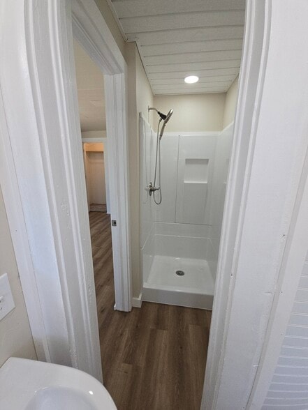 West Bedroom Shower - 320 Chautauqua Ave
