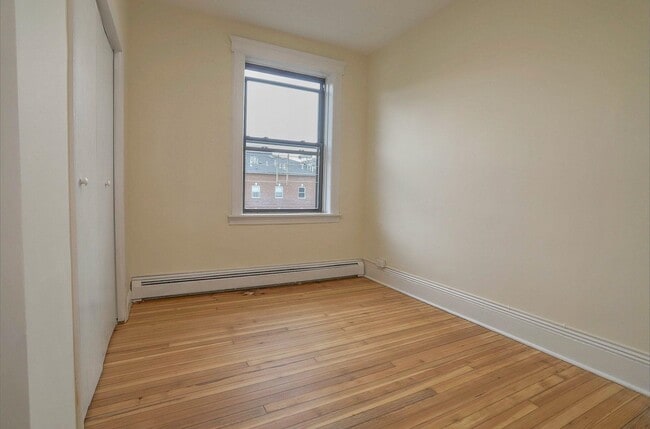 Building Photo - 327 8th St