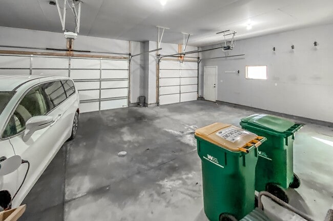 Building Photo - Warm and Luxurious 4 bedroom Executive Estate