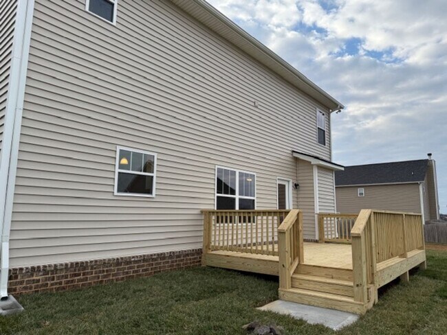 Building Photo - Maryville 37803 - 3 bedroom 2.5 bath - contact Vicki Everbach 865-679-1715