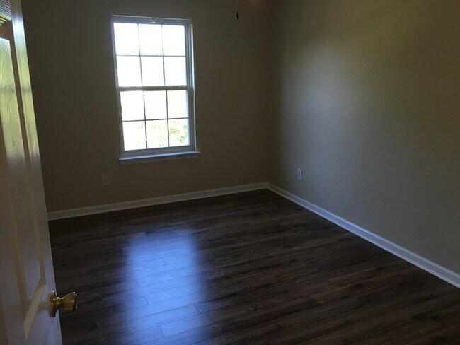 Building Photo - 404 Commons Dr
