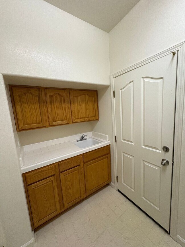 Building Photo - Spectacular home available now in a great neighborhood!