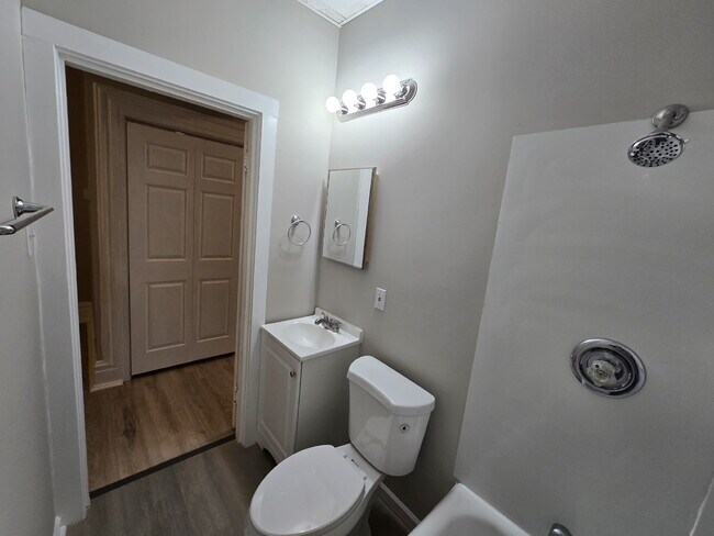 Building Photo - Newly Available 1BR Apartment in South City!