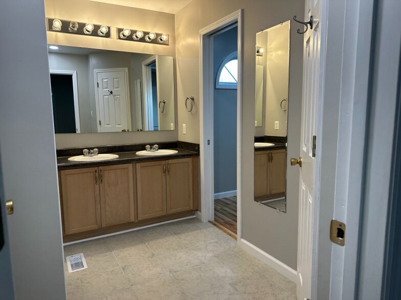 Building Photo - 8400 English Saddle Dr