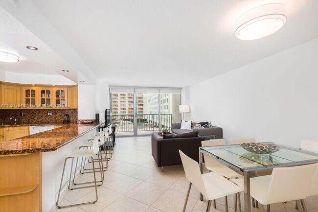 Primary Photo - 2655 Collins Ave