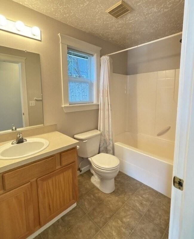 Building Photo - 3Bd/2Ba Single Story Home - Available to View!